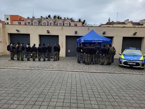 uczniowie klas maturalnych uczestniczą w dniach otwartych w komendzie policji