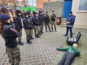 uczniowie klas maturalnych uczestniczą w dniach otwartych w komendzie policji