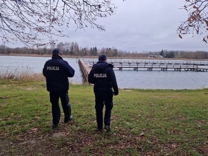 Policjanci kontrolują akwen