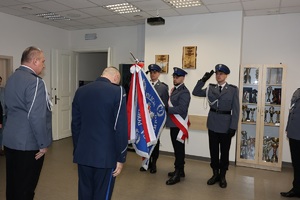 policjanci witają się ze sztandarem