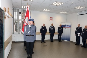 sztandar komendy Powiatowej Policji w Chełmnie opuszcza miejsce uroczystości