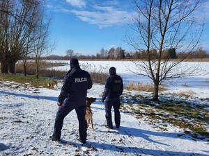 policjanci obserwują zamarznięte jezioro