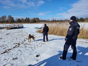 policjanci patrolują brzeg jeziora