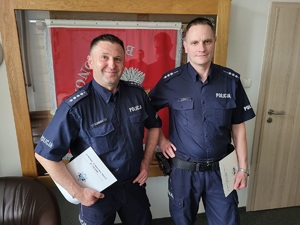 policjanci pozują do zdjęcia