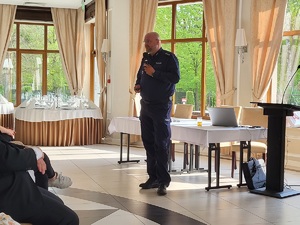 policjant prowadzi wykład dla publiczności