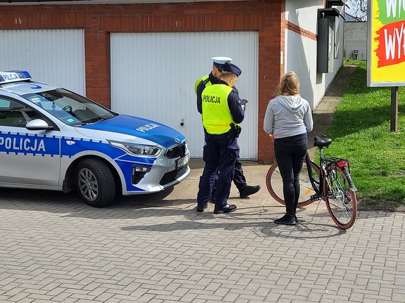 policjanci legitymują kobietę