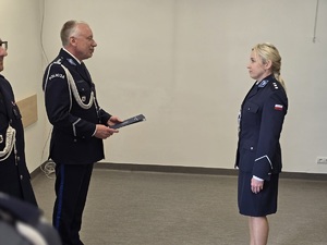 policjanci stoją na uroczystym apelu