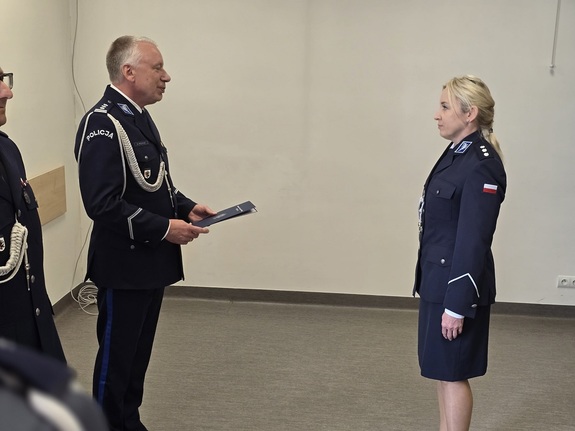 policjanci stoją na uroczystym apelu