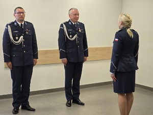 policjantka składa meldunek przełożonemu