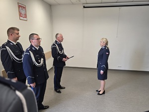 policjantka składa meldunek przełożonemu