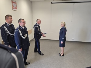 policjantka stoi przed przełożonym