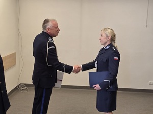 przełożony podaje dłoń policjantce