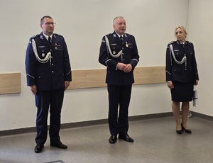 policjanci stoją na uroczystym apelu