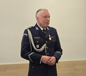 policjant w umundurowaniu wyjściowym