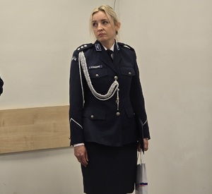 policjantka w umundurowaniu wyjściowym