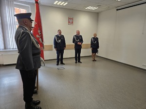 policjanci stoją na uroczystym apelu