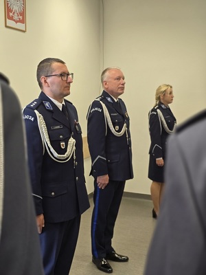 policjanci stoją na uroczystym apelu
