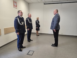 policjanci stoją na uroczystym apelu