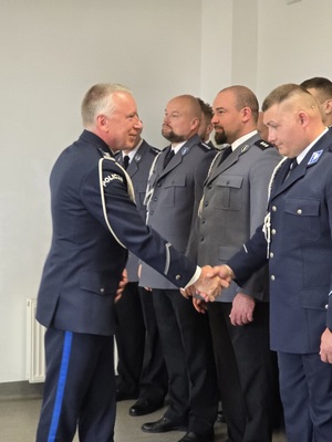 przełożony wita się z policjantami
