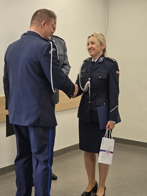 policjant podaje dłoń policjantce