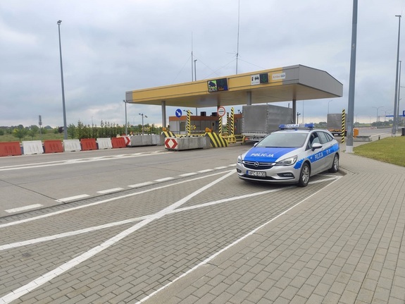 radiowóz policyjny stoi przy wjeździe na autostradę