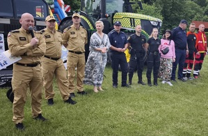 przedstawiciele służb mundurowych stoją w szeregu