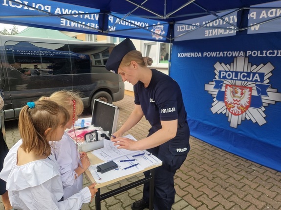 policjantka rozmawia z dziećmi