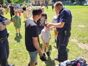 policjant zakłada chłopcu okulary symulacyjne