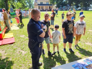 policjant stoi z dziećmi