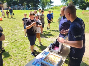 policjanci pokazują dzieciom sprzęt służbowy