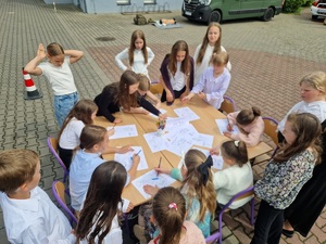 dzieci kolorują obrazki edukacyjne