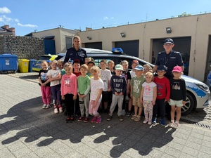 policjantki z dziećmi pozują do zdjęcia