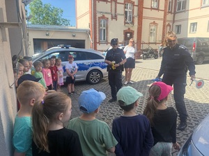 policjantki rozmawiają z dziećmi