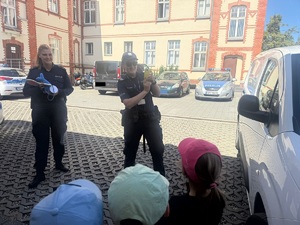 policjantki rozmawiają z dziećmi