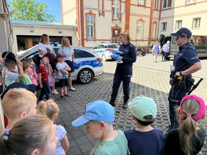 policjantki rozmawiają z dziećmi