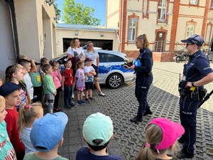 policjantki rozmawiają z dziećmi