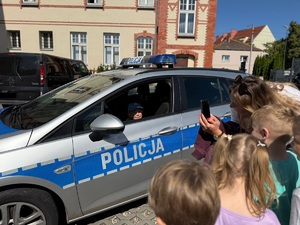 dziecko siedzi w policyjnym radiowozie