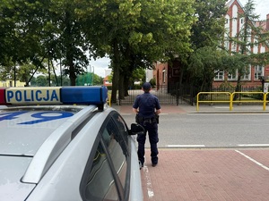 policjantka obserwuje teren przy szkole