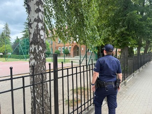 policjantka obserwuje teren przy szkole