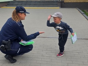 chłopiec przybija piątkę policjantce