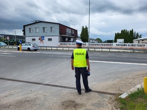 policjant nadzoruje ruch na drodze