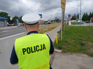 policjant nadzoruje ruch na drodze