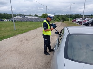 policjant kontroluje pojazd