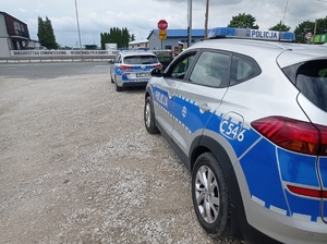 policyjne radiowozy stoją jeden za drugim