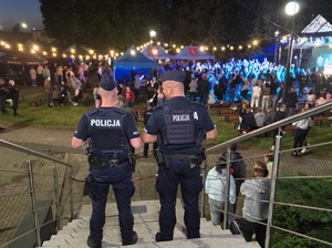 policjanci obserwują miejsce imprezy