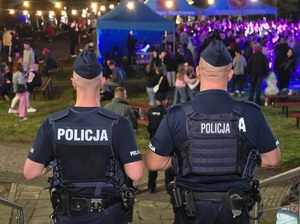 policjanci obserwują miejsce imprezy
