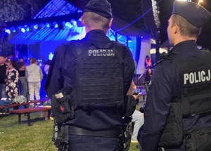 policjanci obserwują miejsce imprezy