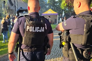 policjanci obserwują miejsce imprezy