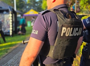 policjant obserwuje miejsce imprezy