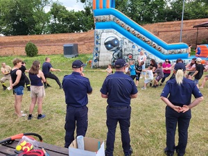 policjanci obserwują zabawy na pikniku